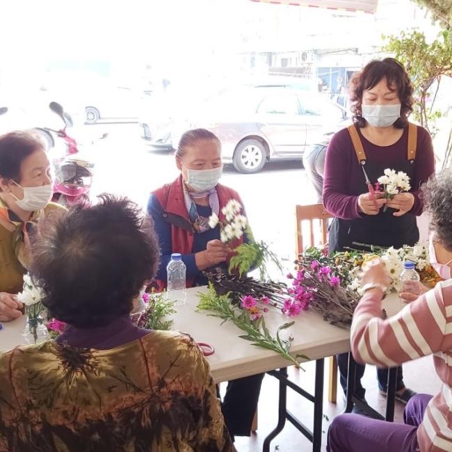 阿公阿嬤來作伙,來做手藝真開心