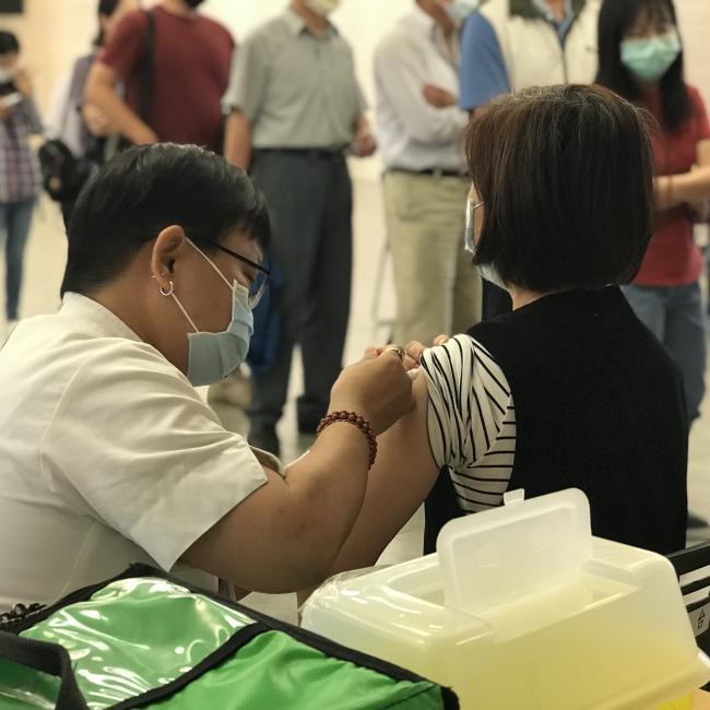 彰化縣衛生局於12月4日上午9時起假彰化縣火車站、員林火車站前進行疫苗接種服務，歡迎逾期停居留外來人口一起來接種!