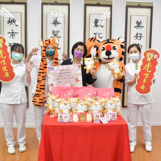 王縣長送「虎哩健康福袋」 王縣長送「虎哩健康福袋」