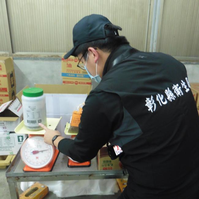 本局稽查人員於學校食材供應商稽查抽驗醃漬蔬菜等產品 本局稽查人員於學校食材供應商稽查抽驗醃漬蔬菜等產品