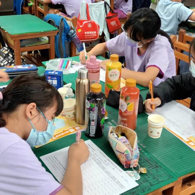 算出含糖飲料總糖量,再換算成糖包量 學生計算總糖量