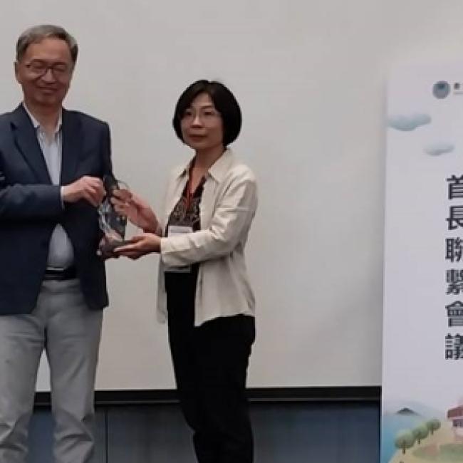 薛瑞元部長頒發口腔健康業務優等獎