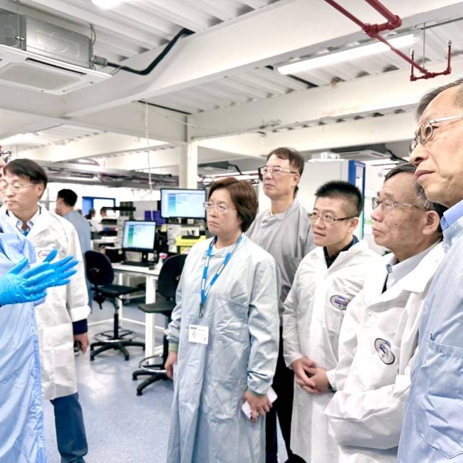 王惠美縣長率團參訪英國血清銀行自動化生物血清檢體工廠 實地考察全球頂尖AI智慧化創新模式