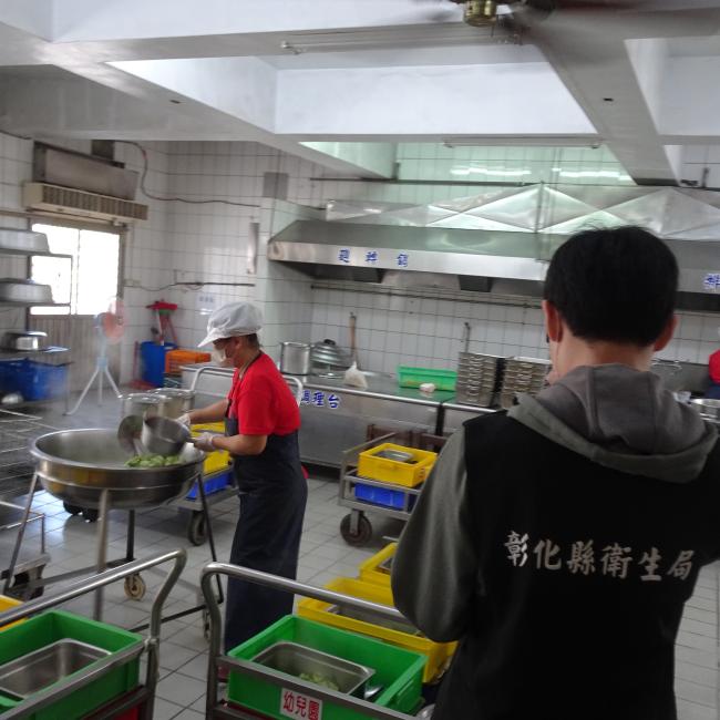 圖為稽查縣內國小廚房現場照片