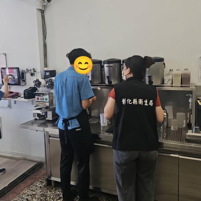 圖為稽查現場調製飲料店實攝