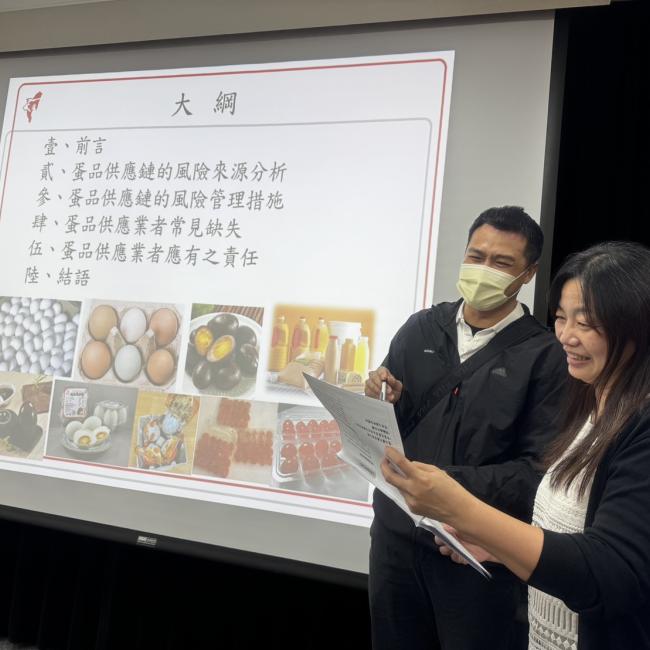 114年蛋品及其加工品業者衛生講習互動照片 業者向講師請益