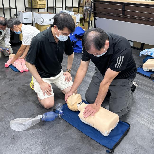 學員操作1歲以下幼兒及8歲以下兒童CPR