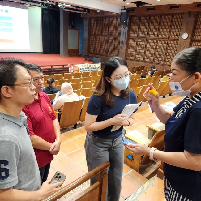 講師與業者討論